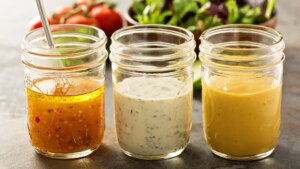 Cinco aliños que tienes que probar este verano para darle sabor a tus ensaladas