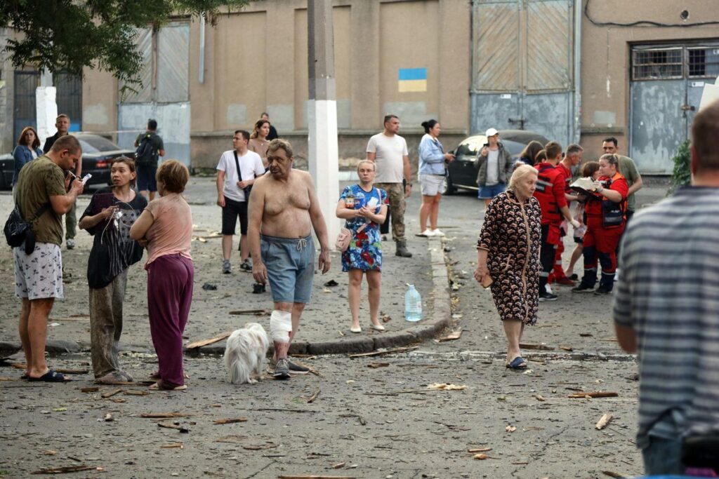 Población civil de Odesa, esta mañana tras el ataque aéreo.
