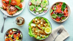 4 ideas frescas y nutritivas para incorporar las frutas a tus ensaladas de verano