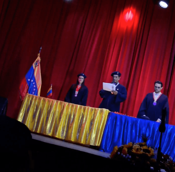 63 profesionales egresaron de la UBV