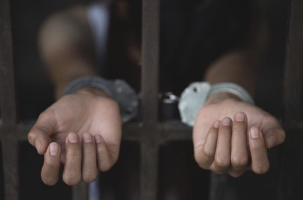 A prisión preventiva cinco policías de Ecuador por venta de armas a bandas criminales - AlbertoNews