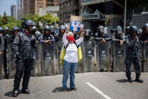 Analistas a un año de las presidenciales: Maduro mantiene “control” del país con represión que no significa “normalidad”