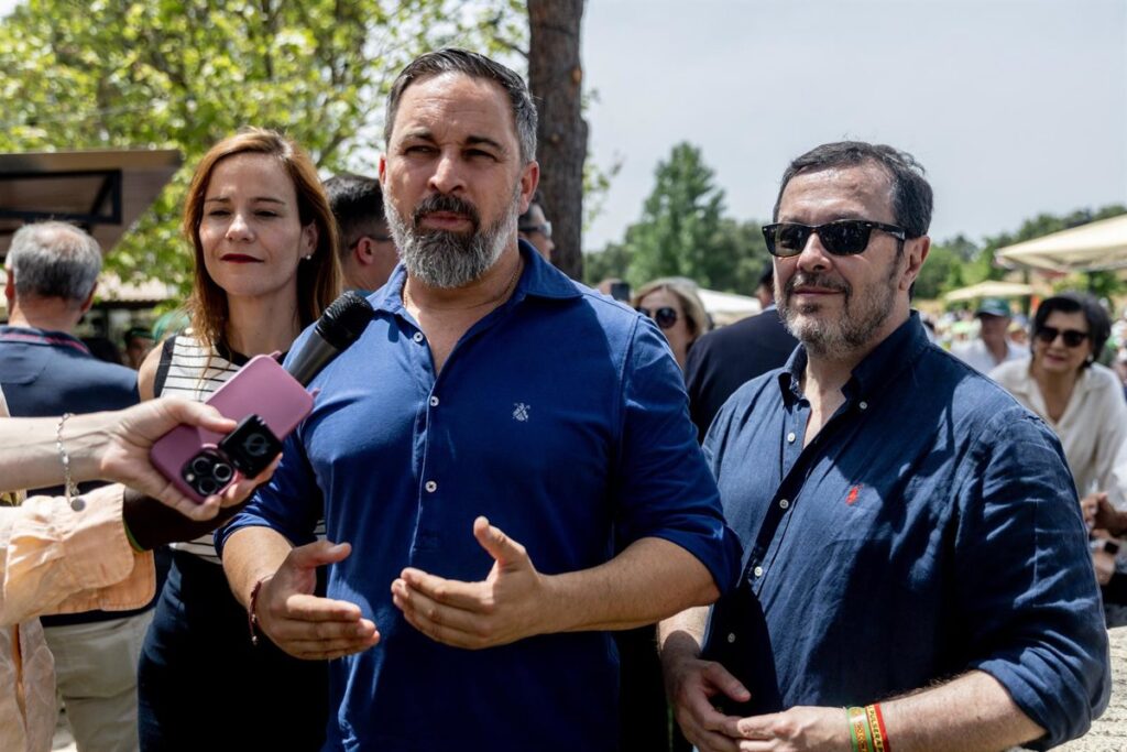 Abascal critica que PP y PSOE "parecen la misma cosa y actúan de la misma manera"