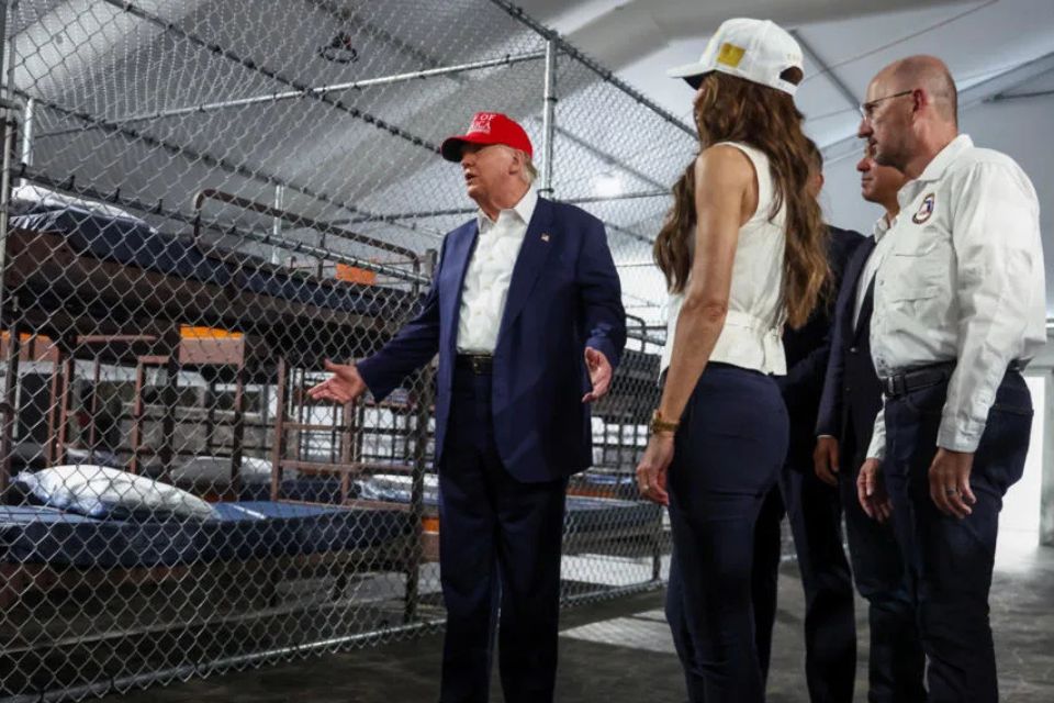 Activistas demandan a Trump por limitar asesoría legal a migrantes en Alligator Alcatraz