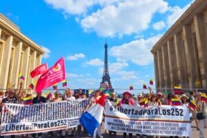 Activistas en París exigen liberación de migrantes venezolanos presos en El Salvador