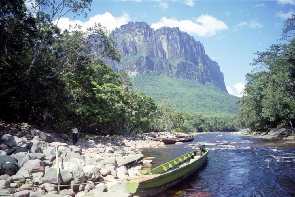 Afinan estrategias para la temporada vacacional en Canaima