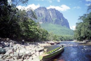 Afinan estrategias para la temporada vacacional en Canaima