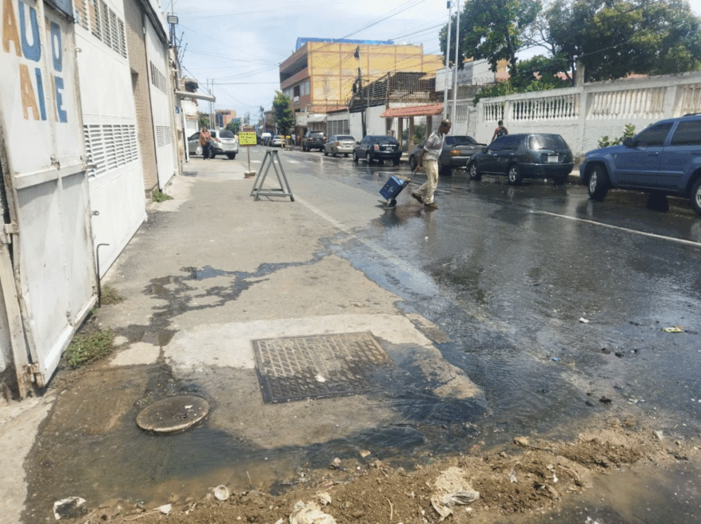 Aguas servidas afean y contaminan las calles de La Atlántida