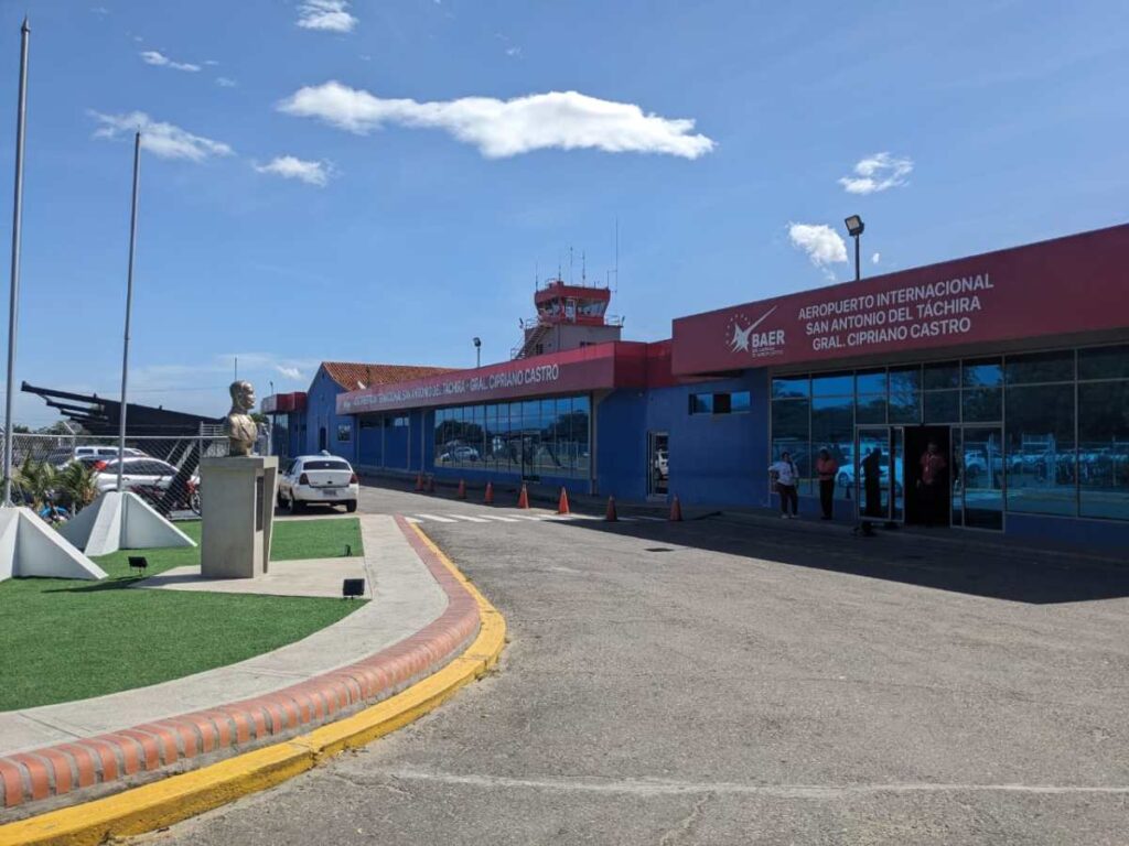 Ahora el aeropuerto de frontera opera hasta las 10 de la noche – Diario La Nación
