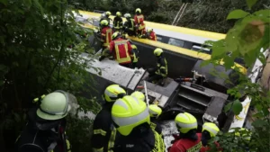 Al menos tres personas fallecieron tras el descarrilamiento de un tren en Alemania