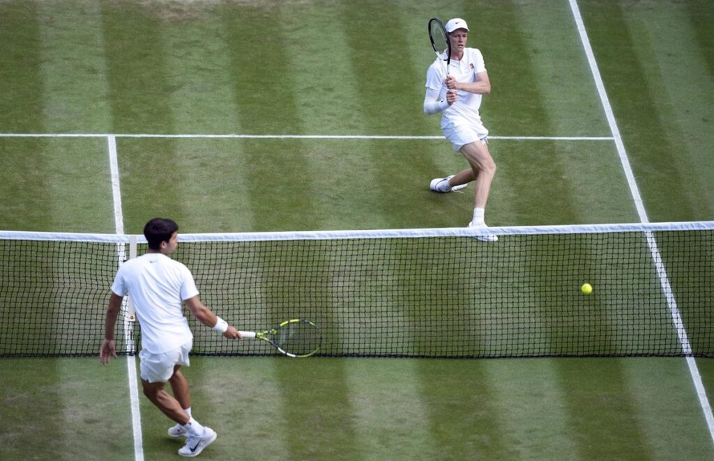 Alcaraz falla al triplete en Wimbledon ante la rebelión de Sinner