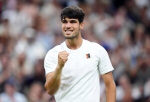 Alcaraz se exhibe y manda un mensaje a sus rivales de camino a 'semis' de Wimbledon