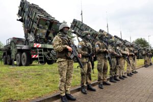 Alemania y Reino Unido lanzan un plan para rearmar a Ucrania en 50 días y forzar a Putin a negociar