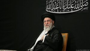 Ali Jamenei reaparece en público en una mezquita de Teherán – DW – 05/07/2025