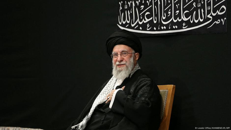 Ali Jamenei reaparece en público en una mezquita de Teherán – DW – 05/07/2025