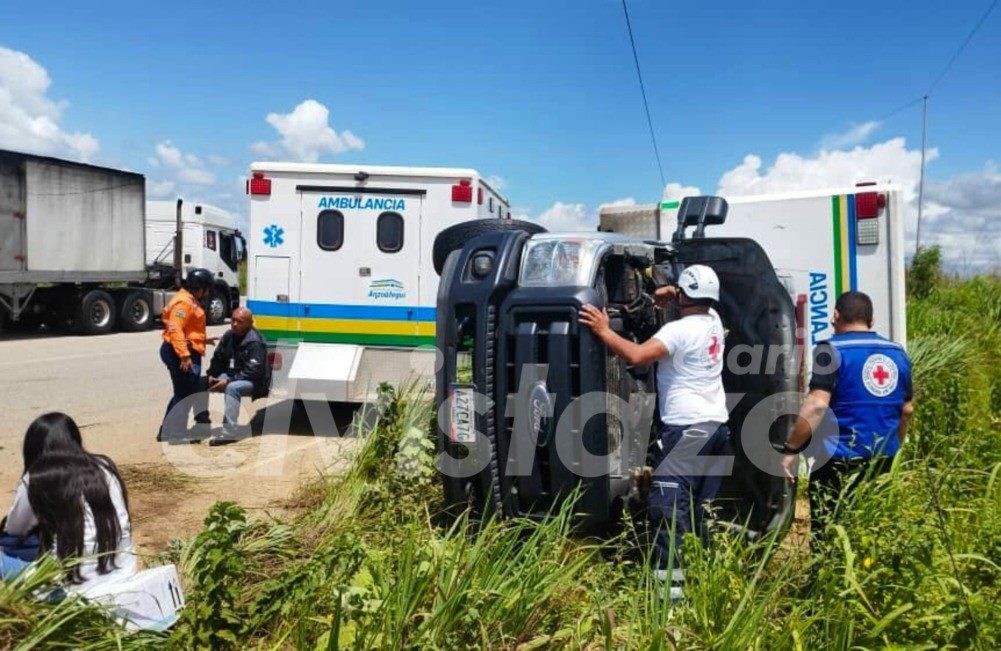 Ambulancia del hospital de El Tigre se volcó en la curva La Parchita dejando dos lesionados leves