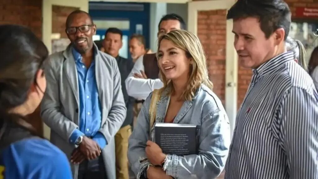 Andrea Petro, hija del presidente Petro, anuncia que ahora tiene nacionalidad francesa también; este fue su mensaje