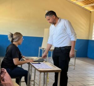 Ángel Luis Guevara ejerce su derecho al voto y llama a la participación masiva en Ciudad Bolívar