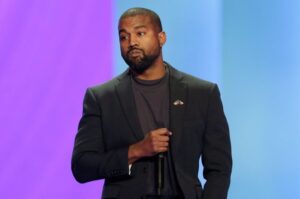 Antigua asistente de Kanye West acusa al rapero de agresión y tráfico sexual - AlbertoNews