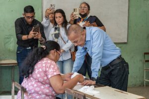 Aquí no hay otro camino que negociar, buscar el voto