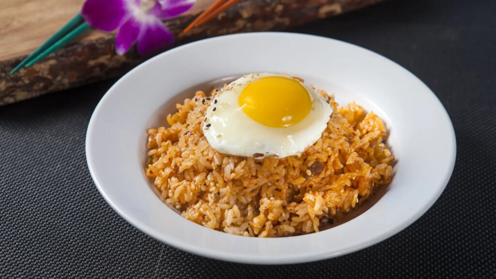 Arroz coreano kimchi bokkeumbap, una receta barata, exótica y fácil de preparar