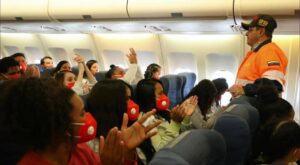 Aterriza vuelo procedente de Honduras con 205 migrantes venezolanos