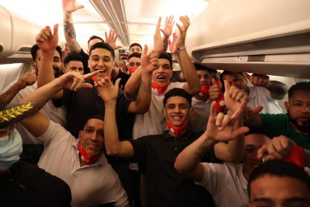 Aterrizan dos aviones con los 252 migrantes que estaban presos en El Salvador – Diario La Nación