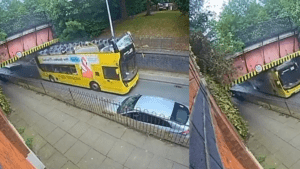 Autobús de dos pisos choca contra puente en Inglaterra y deja 20 personas heridas