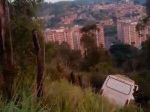 Autobús donde viajaban efectivos militares se embarrancó por una montaña cerca de Tazón
