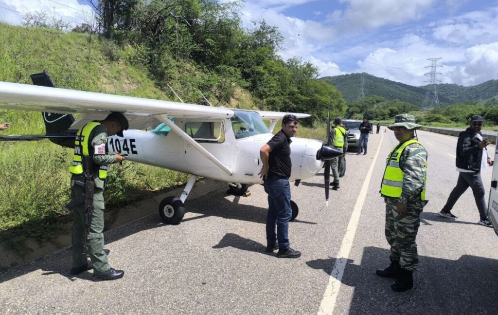 Avioneta aterriza de emergencia en autopista mirandina