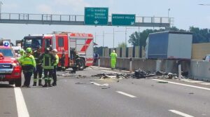 Avioneta cae sobre autopista al norte de Italia y deja dos muertos