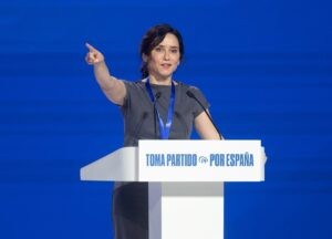 Ayuso asegura que es el momento de Feijóo y pide a españoles que cojan "su martillo" para derribar "el muro" de Sánchez