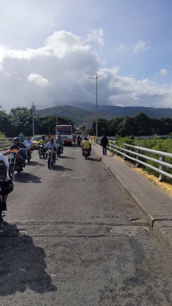 Baja a 160 el número de vehículos que cruza frontera cada 10 minutos