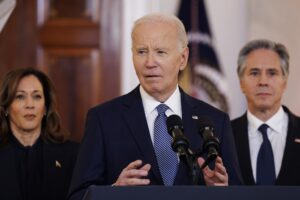 Biden califica de "cruel" el plan fiscal de Trump por recortes en salud