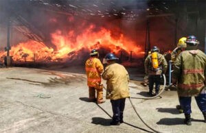 Bomberos de Aragua controlaron incendio en una recuperadora de caucho