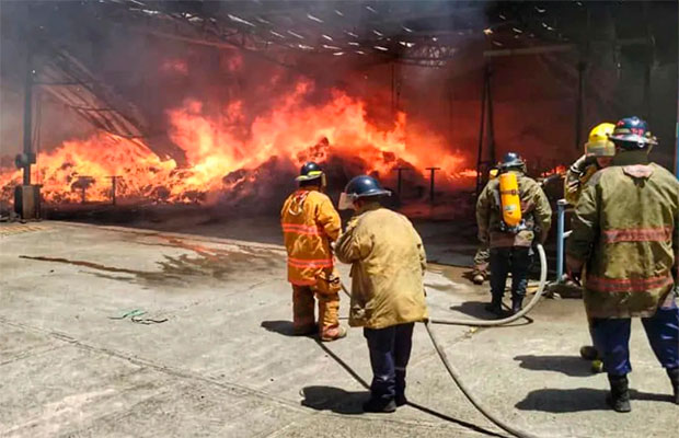 Bomberos de Aragua controlaron incendio en una recuperadora de caucho