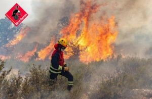 Bomberos perimetran el incendio de Ibi (Alicante), pero están alerta ante la posible reproductividad por calor y viento