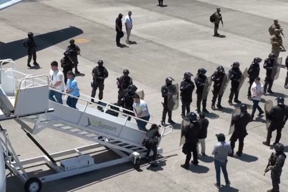 Bukele y Maduro confirman intercambio de migrantes en el Cecot por presos políticos