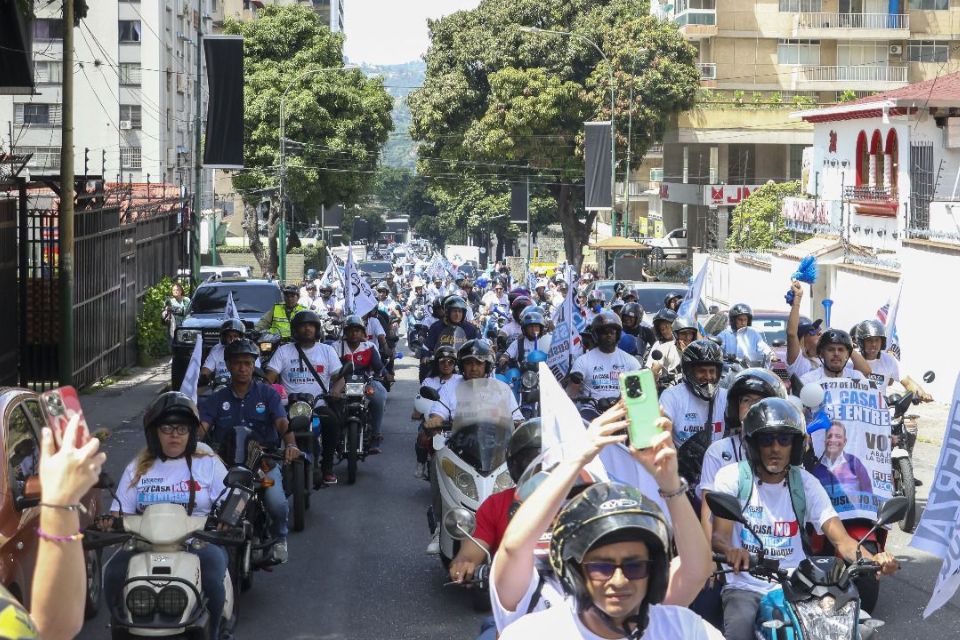 Campaña municipal arranca con promesas de "revolcar con votos" y advertencias del PSUV