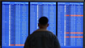 Cancelan el 40% de los vuelos en París el viernes por una huelga de controladores - AlbertoNews