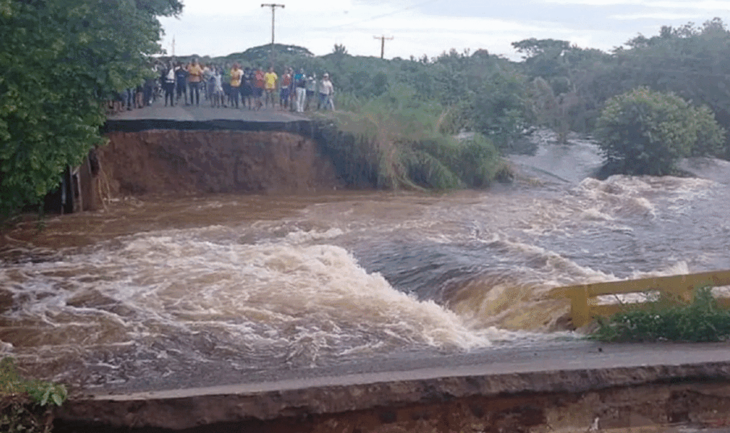 Cayó un puente y temen crecida del Arauca en Apure