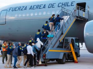Chile expulsa a 37 extranjeros a Bolivia, Colombia y Ecuador y suma más de 670 en 2025 – AlbertoNews