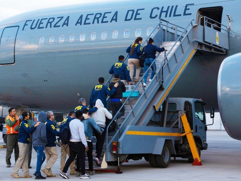 Chile expulsa a 37 extranjeros a Bolivia, Colombia y Ecuador y suma más de 670 en 2025 - AlbertoNews