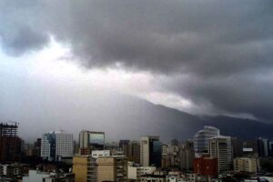Lluvias y nubosidad dominarán el clima nacional este jueves 18Sep