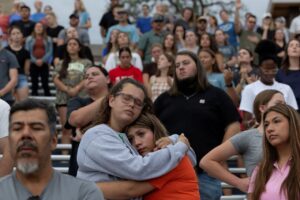 Cientos de personas se reunieron en Kerrville para recordar a las víctimas de las inundaciones – AlbertoNews