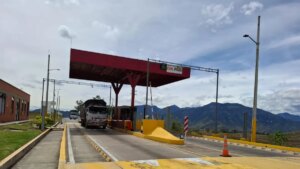 'Cobran peajes, pero hay muchos huecos'