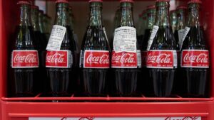Coca-Cola anuncia el lanzamiento en EEUU del refresco con azúcar de caña que promovió Trump | elperiodico.com