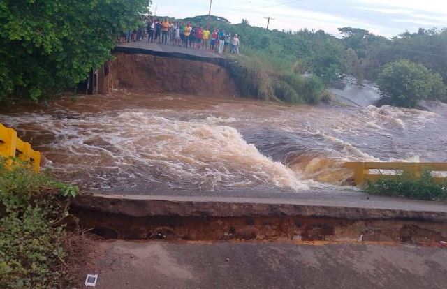 Colapso de un puente dejó incomunicado a dos comunidades en Apure tras fuertes lluvias (VIDEO)