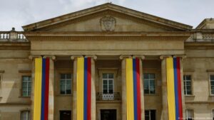 Colombia dice que EE.UU. retira visas a funcionarios ex M-19 – DW – 04/07/2025