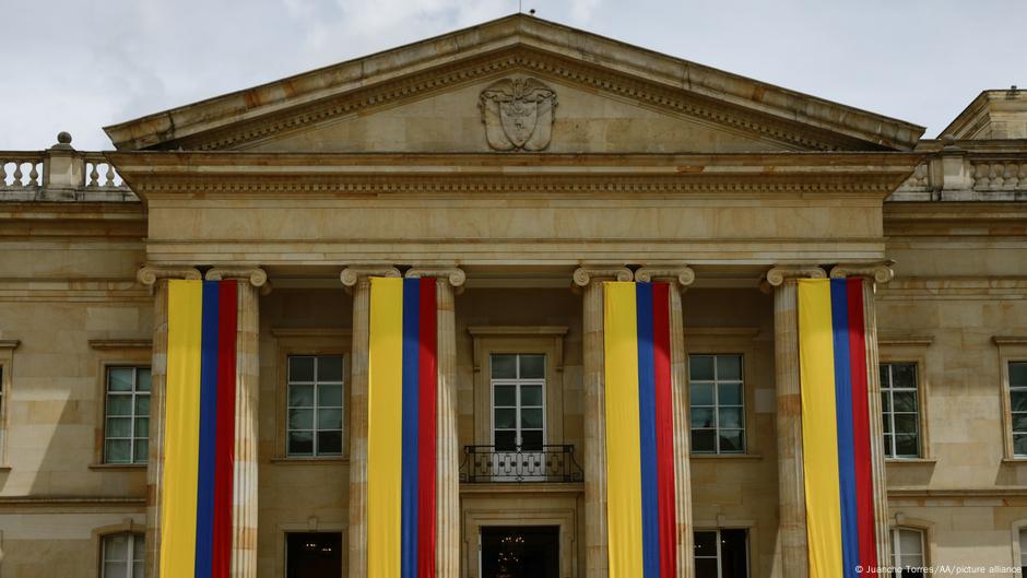 Colombia dice que EE.UU. retira visas a funcionarios ex M-19 – DW – 04/07/2025